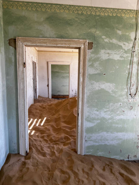 cidade abandonada de kolmanskop na namíbia. cidade antiga, areia no deserto da áfrica - luderitz city - fotografias e filmes do acervo