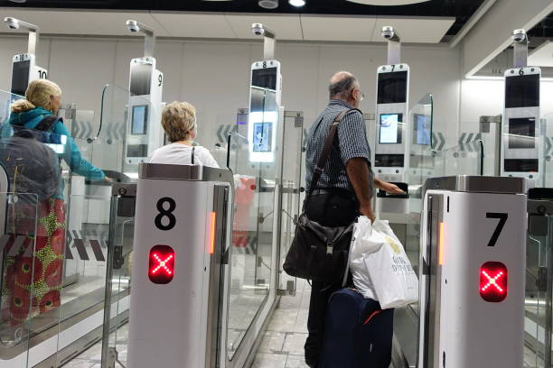 podróżujący samolotem przechodzą przez automatyczną kontrolę graniczną na lotnisku - heathrow airport london england airport station zdjęcia i obrazy z banku zdjęć