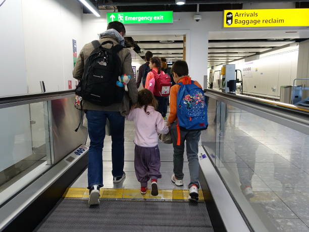 podróżujący samolotem spacer po lotnisku - heathrow airport london england airport station zdjęcia i obrazy z banku zdjęć