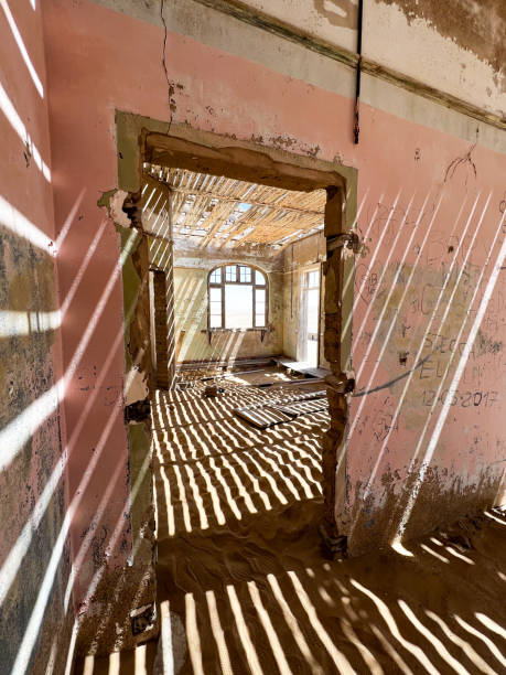 cidade abandonada de kolmanskop na namíbia. cidade antiga, areia no deserto da áfrica - luderitz city - fotografias e filmes do acervo