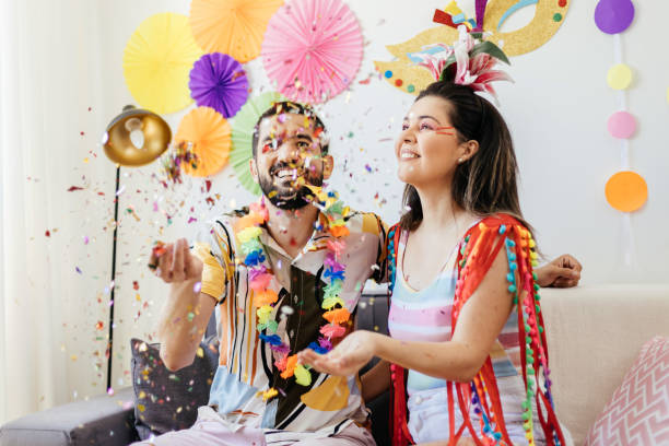 carnaval brasileño. pareja celebrando el carnaval en casa - carnival drink people party fotografías e imágenes de stock