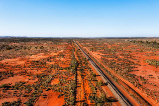 d bh 로우 레일웨이 트랙 붉은 토양 - town australia desert remote 뉴스 사진 이미지
