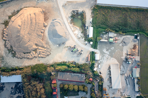 Pila de arena en vista aérea. photo