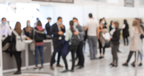 la gente abstracta desdibujó en la sala de exposiciones de la feria comercial de eventos de exposición. feria de convenciones de negocios o feria de empleo. antecedentes del concepto de negocio. - office business exhibition convention center fotografías e imágenes de stock