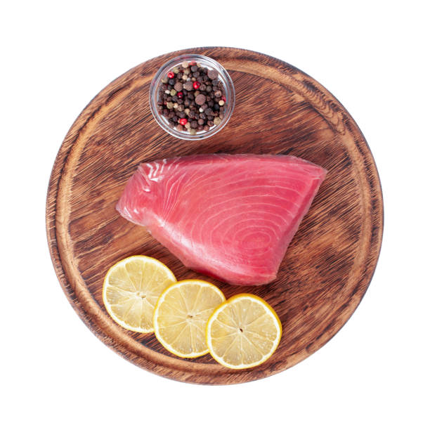 나무 보드에 신선한 참치 필레. 레몬 슬라이스와 올스파이스가 있는 도마에 생선 스테이크. 레드 피쉬 텍스처 스테이크 고립 - tuna tuna steak raw freshness 뉴스 사진 이미지