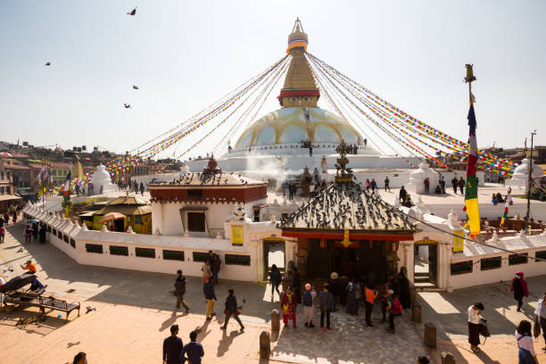 les gens marchent autour de boudhanath stupa à katmandou, népal. vue d'en haut. - bodnath stupa kathmandu stupa flag photos et images de collection