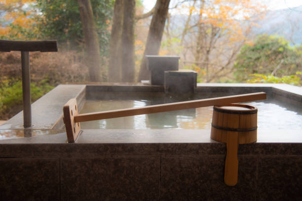 manantiales naturales al aire libre en hakone kanagawa autmun - baños térmicos fotografías e imágenes de stock