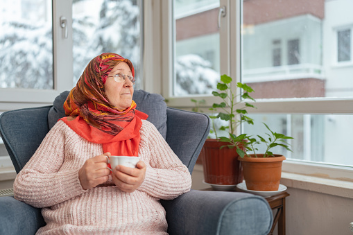 Retrato de una mujer musulmana relajándose en casa photo