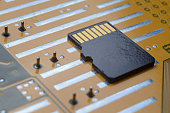 die-schwarze-micro-sd-karte-liegt-auf-dem-microcircuit-nahaufnahme.jpg?b=1&s=170x170&k=20&c=uVvm5VUj9u-09sK4Wd1oIgHPxsajYeQaROm9NCwQ5xc=