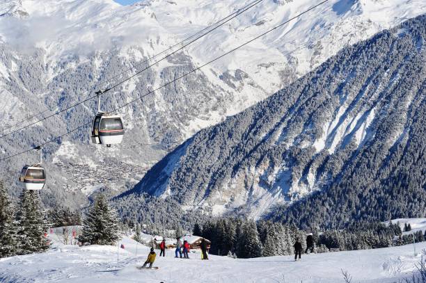 vista para estação de esqui com floresta nevada e gôndolas de esqui vintage - mont blanc ski slope european alps mountain range - fotografias e filmes do acervo