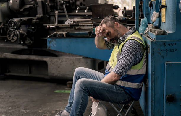 l’ingénierie en usine a essayé et mis sous pression. travailleur en santé mentale, tspt et prévention du suicide. - preventative maintenance photos et images de collection