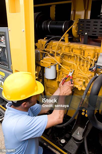 Foto de Técnico e mais fotos de stock de Gerador - Gerador, Consertar, Diesel - Tipo de Combustível