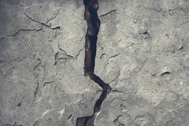 old cracked concrete wall. close-up. background. texture. - deprem stok fotoğraflar ve resimler