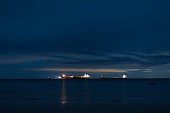mehrere-frachtschiffe-nachts-mitten-auf-dem-meer.jpg?b=1&s=170x170&k=20&c=vz7Mu26xPjMDgxAwK86VT1_dtGXvXKTxvgGxKe20oq0=
