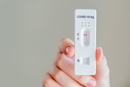 Manos sosteniendo cassette de prueba rápida de antígeno Covid-19 con resultado negativo de prueba de diagnóstico rápido photo
