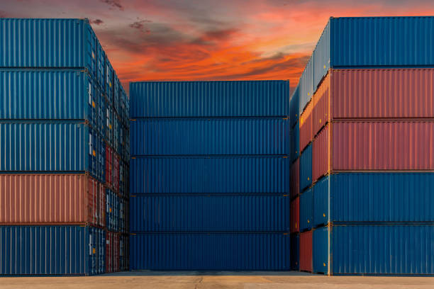 stapel von containern in einem hafen. auf dem frachtschiff gestapelte schiffscontainer. hintergrund des containerstapels in einem hafen. - 16192 stock-fotos und bilder