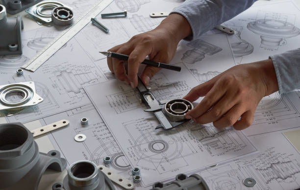 엔지니어 기술자 설계 도면 기계부품 엔지니어링 엔진
제조 공장 산업 산업 작업 프로젝트 청사진 베어링 캘리퍼 도구를 측정 - ball bearing engineer machine part gear 뉴스 사진 이미지