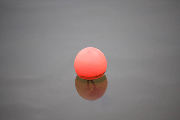 pojedyncza pomarańczowa boja unosząca się na wodzie. - life jacket buoy sign sky zdjęcia i obrazy z banku zdjęć