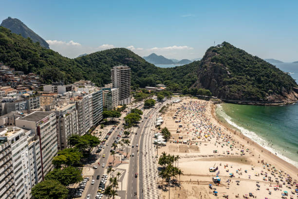 spiaggia di copacabana. distretto di leme. - copacabana beach immagine foto e immagini stock