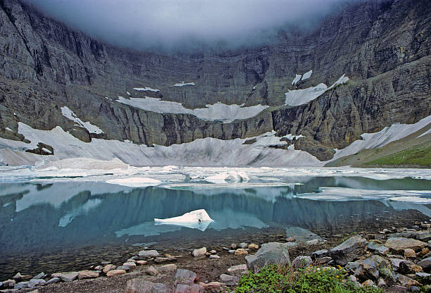 niebla, hielo y agua - montana water landscape nature fotografías e imágenes de stock