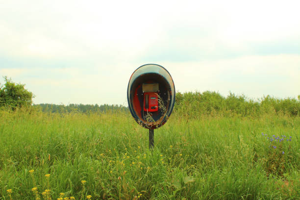 alte telefonzelle auf dem land auf dem feld. nahaufnahme. hintergrund. - telephone cabin stock-fotos und bilder