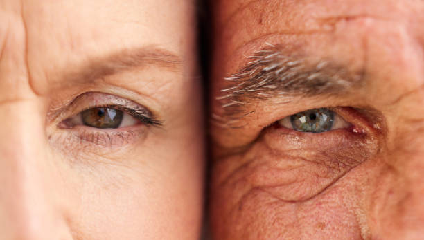 scatto di una coppia anziana in piedi vicini - coppia eterosessuale foto e immagini stock