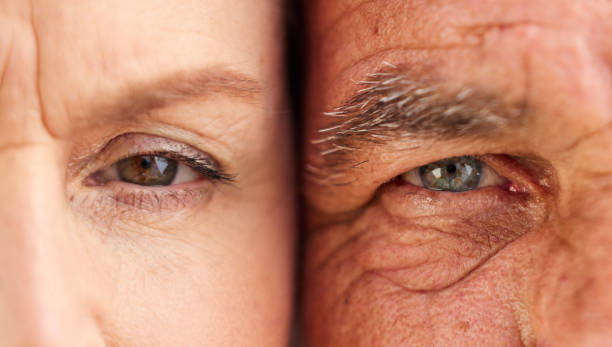 함께 가까이 서 있는 선배 부부의 사진 - close up human eye photography color image 뉴스 사진 이미지