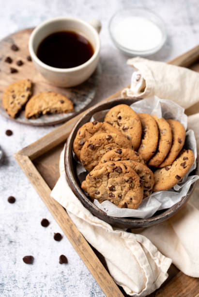 galleta con chispas de chocolate y café - chocolate chip fotos fotografías e imágenes de stock