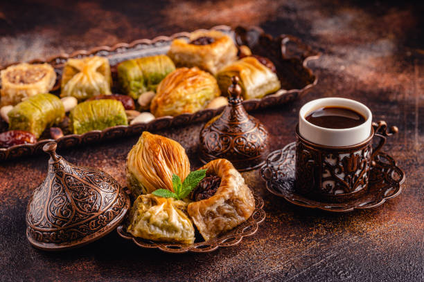 dolci tradizionali turchi e arabi baklava con caffè turco - baklawa foto e immagini stock