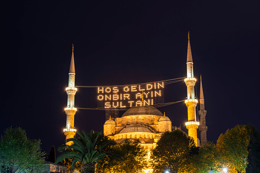 Las letras del mensaje islámico que cuelgan en el mahya de la Mezquita Azul (turco: Sultanahmet camii) son: 
