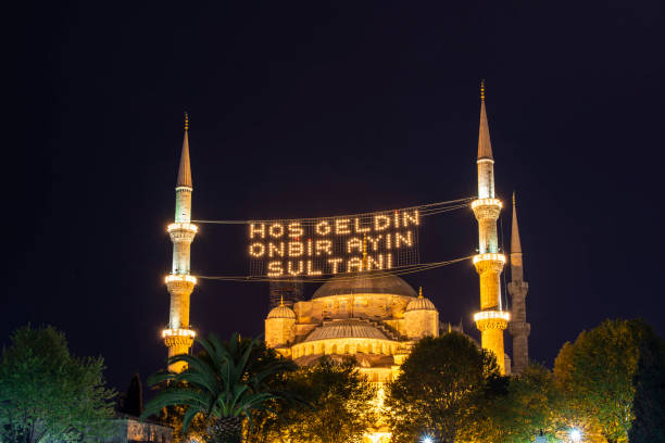 las letras del mensaje islámico que cuelgan en el mahya de la mezquita azul (turco: sultanahmet camii) son: "bienvenido al sultán de once meses". - ramadan fotografías e imágenes de stock