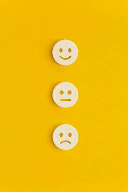 emoticon lächeln auf gelbem hintergrund. kundenfeedback. - rudeness aspirations expressing positivity satisfaction stock-fotos und bilder