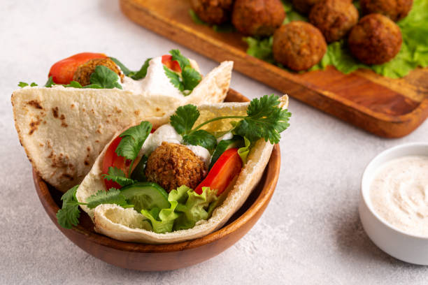 falafel und frisches gemüse in pita-brot - pita stock-fotos und bilder