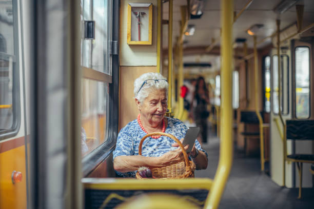 mujer senior en la ciudad - transporte público fotografías e imágenes de stock