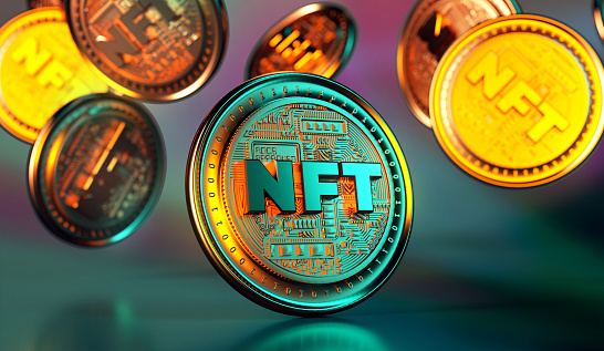 NFT monedas de oro de token no fungible cayendo. Criptomonedas y monedas de moda en la tecnología blockchain. Vista de cerca del dinero criptográfico en renderizado 3D photo
