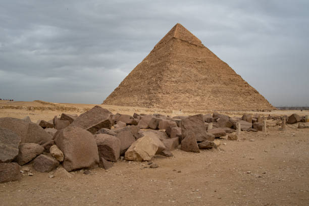 piramida chefrena (czytana również jako khafra, khefren) lub chephren jest drugą najwyższą i drugą co do wielkości starożytną egipską piramidą w gizie i grobowcem faraona chefrena (chefren) - chefren zdjęcia i obrazy z banku zdjęć