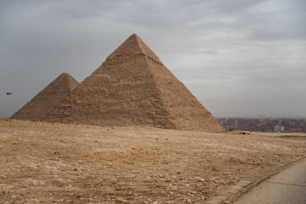piramida chefrena (czytana również jako khafra, khefren) lub chephren jest drugą najwyższą i drugą co do wielkości starożytną egipską piramidą w gizie i grobowcem faraona chefrena (chefren) - chefren zdjęcia i obrazy z banku zdjęć