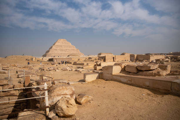 이집트 사크라 묘지에 있는 고고학적 유적인 우나스 피라미드에서 사카라의 다제르 의 계단 피라미드를 감상하세요. - giza plateau 이미지 뉴스 사진 이미지