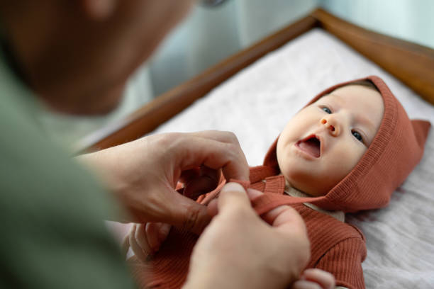 padre poniéndole sombrero a su linda niña - 2 5 meses fotografías e imágenes de stock