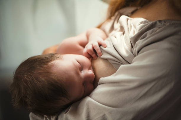 madre con su bebé niña bebé en período de lactancia - escena de tranquilidad fotografías e imágenes de stock