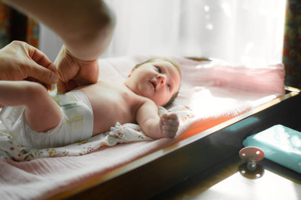ayah mengganti popok dengan bayi perempuannya - popok foto potret stok, foto, & gambar bebas royalti
