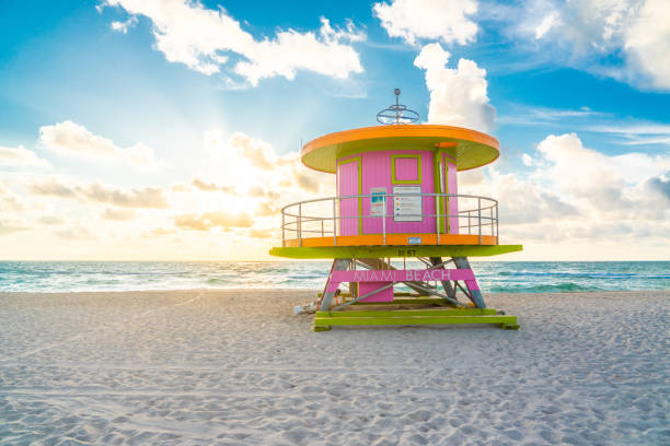 cabine au lever du soleil sur miami beach, floride, états-unis - miami beach photos et images de collection