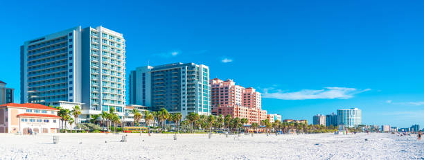 bellissima spiaggia di clearwater con sabbia bianca in florida usa - clearwater foto e immagini stock