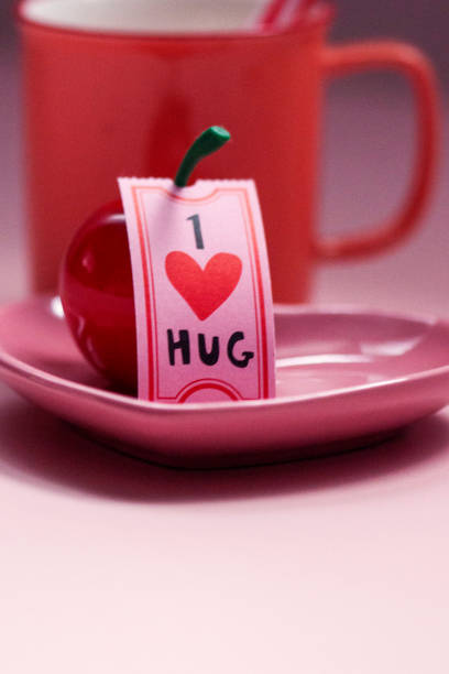 walentynki, czerwony kubek, różowa płyta serca, wiśnia i uścisk - cherry valentine zdjęcia i obrazy z banku zdjęć