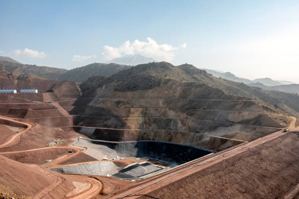 vista de la construcción de la presa de relaves o presa de residuos y el ensamblaje de la membrana de sellado para el sitio minero. - tailings fotografías e imágenes de stock