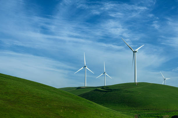 turbina eolica sulla catena costiera californiana - green environmental conservation meadow wind foto e immagini stock