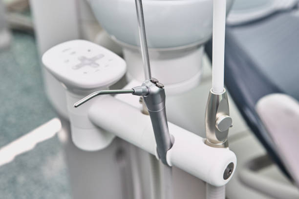 치과 용 공기 물 주사기는 치과 의사 의자에 닫습니다. - dentist office work tool hygiene mirror 뉴스 사진 이미지
