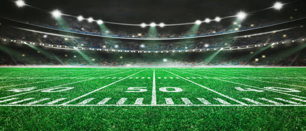 зеленое поле на стадионе американского футбола. готов к игре в полузащите - американский футбол стоковые фото и изображения