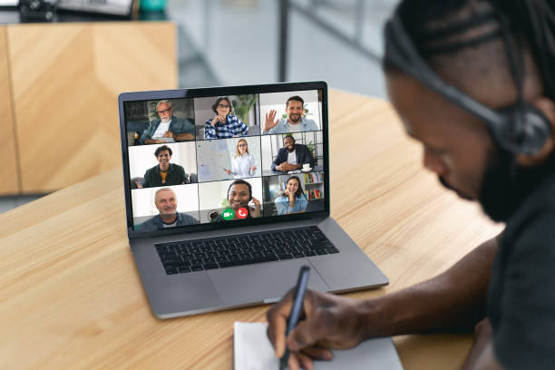 African American businessman using laptop for having virtual team meeting on video call with different people, work from home office or coworking, online meeting, briefing, brainstorming hombre de negocios afroamericano que usa computadora portátil para tener reuniones virtuales de equipo en videollamada con diferentes personas, trabajar desde la oficina en casa o coworking, reunión en línea, sesión informativa, lluvia de ideas
