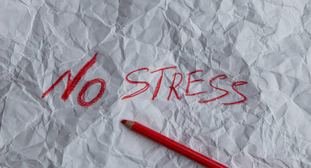 le concept de réduction du stress. le mot accent est écrit au crayon rouge sur du papier blanc froissé. - hassel photos et images de collection